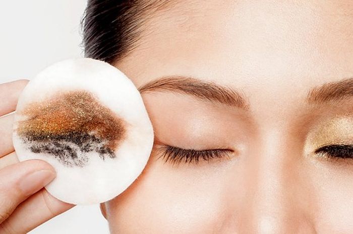 ilustrasi membersihkan makeup