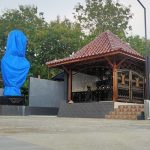 Patung Bunda Maria yang Ditutup Terpal