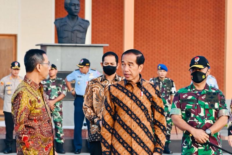 Presiden Joko Widodo sebelum bertolak ke Singapura (16/3/2023).