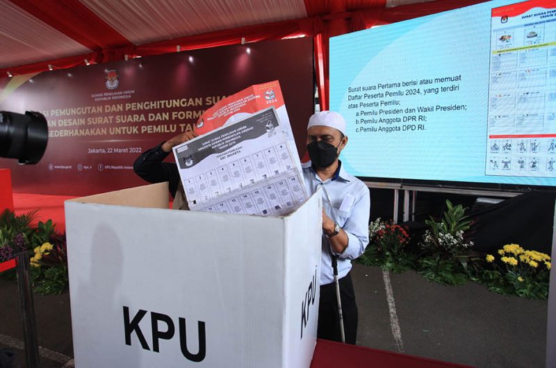 Peserta mengikuti simulasi pemungutan dan penghitungan suara dengan desain surat suara dan formulir yang disederhanakan untuk pemilu 2024 di Kantor KPU, Jakarta (22/3/22).