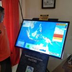 Petugas Badan Penaggulangan Bencana Daerah Kabupaten Batang sedang melihat peta kegempaan yang di lewati Patahan Weleri.