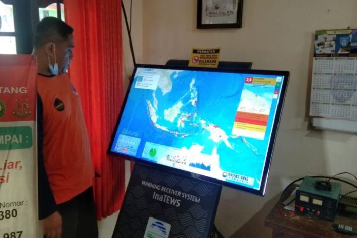 Petugas Badan Penaggulangan Bencana Daerah Kabupaten Batang sedang melihat peta kegempaan yang di lewati Patahan Weleri.