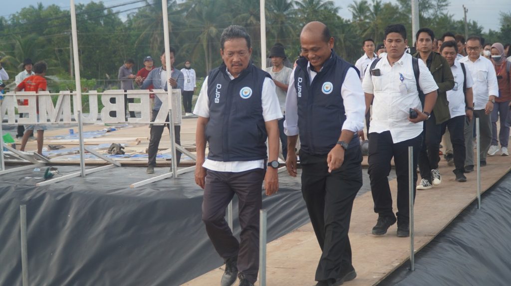 Menteri Kelautan dan Perikanan Sakti Wahyu Trenggono (Kiri) bersama Direktur Jenderal Perikanan Budidaya Tb Haeru Rahayu (Kanan)