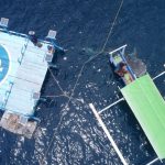 Foto udara sejumlah wisatawan mengunjungi objek wisata Hiu Paus di Desa Botubarani, Kabupaten Bone Bolango, Gorontalo, Rabu (8/3/2023).