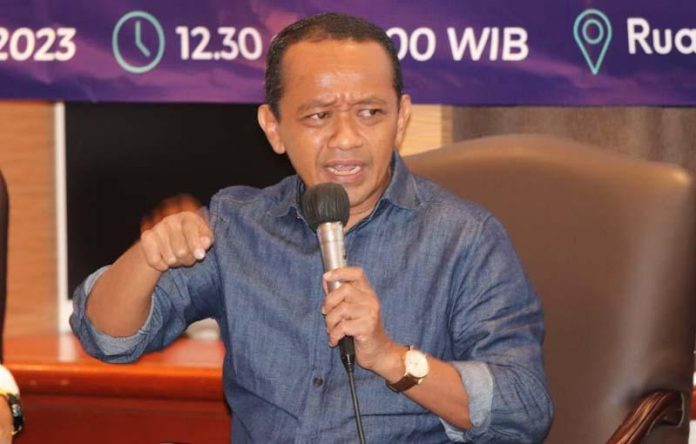 Menteri Investasi dan Kepala BPKM, Bahlil Lahadalia (tengah)