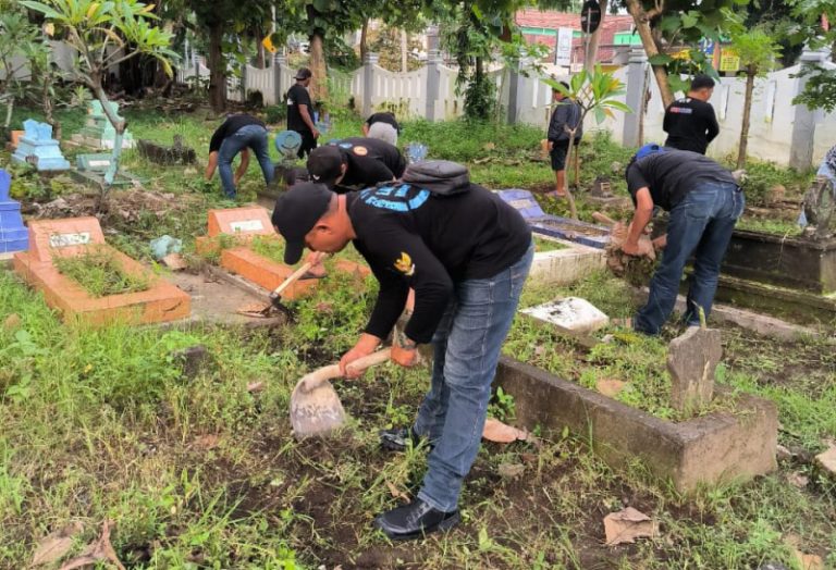 Gerakan Preman Sangar (GPS) saat kerja bakti membersihkan makam