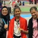 Ni Kadek Heni Prikasih (tengah) atlet taekwondo Indonesia memamerkan medali setelah berhasil meraih emas dalam kejuaraan Bulgaria Open 2023 di Sofia, Bulgaria, Minggu (5/3/2023).