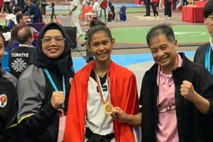 Ni Kadek Heni Prikasih (tengah) atlet taekwondo Indonesia memamerkan medali setelah berhasil meraih emas dalam kejuaraan Bulgaria Open 2023 di Sofia, Bulgaria, Minggu (5/3/2023).