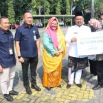 Di Hari Jadi Gresik, Bupati Serahkan JKM BPJS Ketenagakerjaan 3 Pekerja Rentan Desa