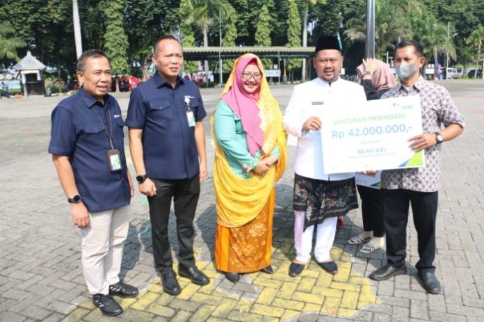 Di Hari Jadi Gresik, Bupati Serahkan JKM BPJS Ketenagakerjaan 3 Pekerja Rentan Desa