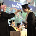 Unitomo Luluskan 588 Wisudawan