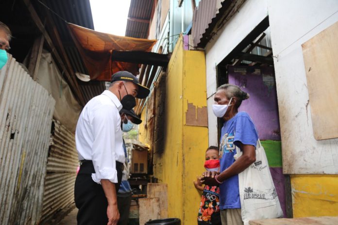 Menko PMK Muhadjir Effendy saat melakukan kunjungan kerja di wilayah Papua. Ia mendatangi salah satu rumah warga di sana, Selasa (14/3/2023).