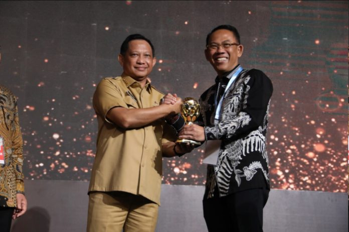 Pemkot Surabaya Raih Penghargaan UHC, 95 Persen Warganya Terjamin Program JKN-KIS