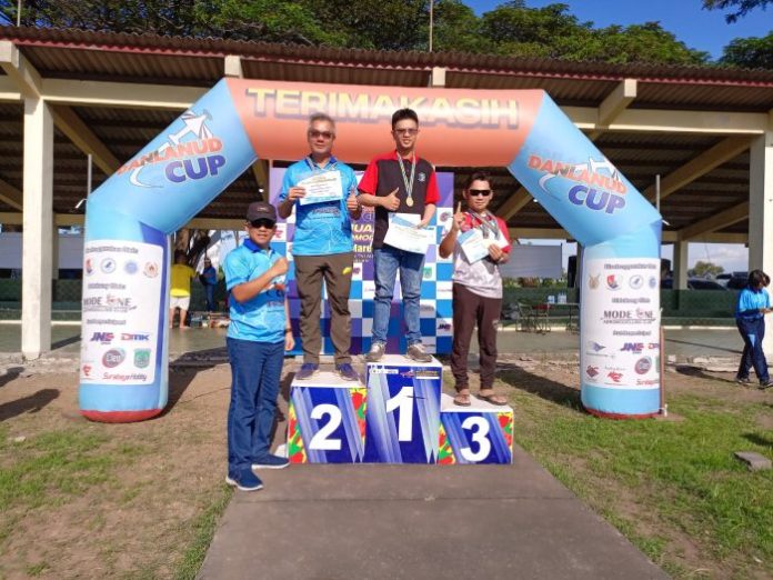 Danlanud Muljono Serahkan Medali Pemenang Lomba Aeromodelling