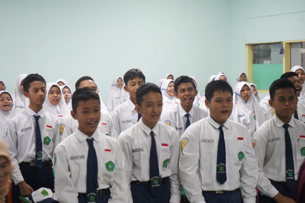 Gelar Sosdiklih KPU Jatim Sasar Segmen Pemilih Pemula Siswa -Siswi MTsN 1 Mojokerto