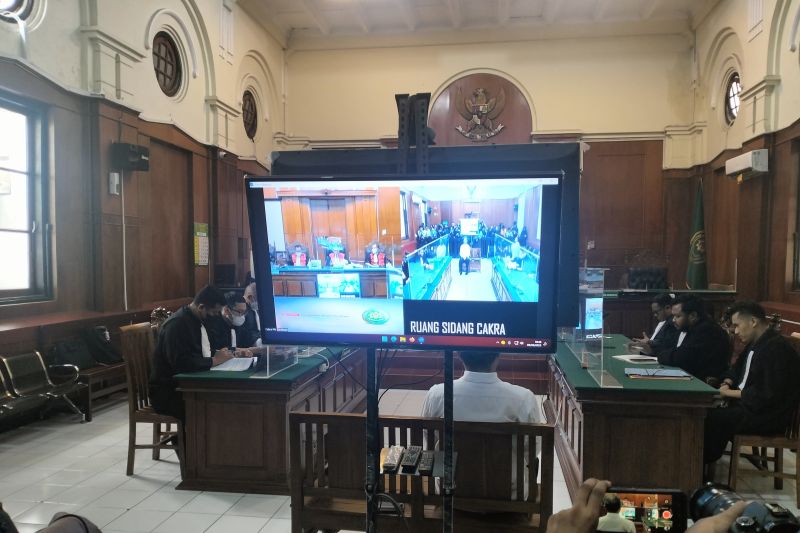 Sidang kasus Kanjuruhan dengan terdakwa Abdul Haris di Pengadilan Negeri Surabaya, Jawa Timur, Kamis (9/3/2023)