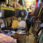 Pembeli memilih pakaian impor bekas yang dijual di Pasar Higienis, Kota Ternate, Maluku Utara (17/3/2023).