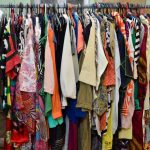 ilustrasi pakaian bekas yang dijual