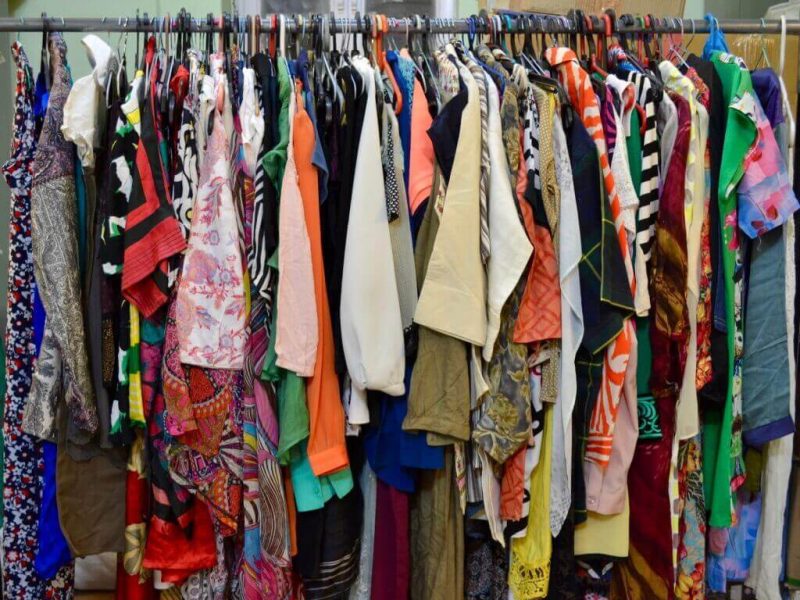 ilustrasi pakaian bekas yang dijual