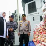 Gubernur Khofifah dan Forkopimda Jatim Lepas KRI Malahayati 362 Bawa Bantuan Logistik ke Pulau Masalembu Sumenep