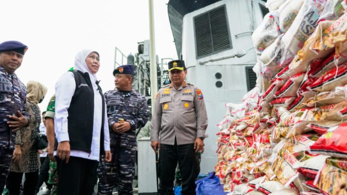 Gubernur Khofifah dan Forkopimda Jatim Lepas KRI Malahayati 362 Bawa Bantuan Logistik ke Pulau Masalembu Sumenep