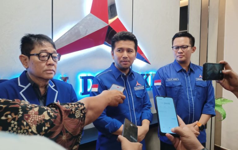 Ketua DPD Demokrat Jatim, Emil Elestianto Dardak (tengah)