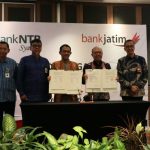 Bank Jatim dan Bank NTB melakukan penandatanganan Perjanjian Kerja Sama (PKS) sinergi bisnis yang bertempat di Double Tree Hilton Surabaya (8/3/2023).
