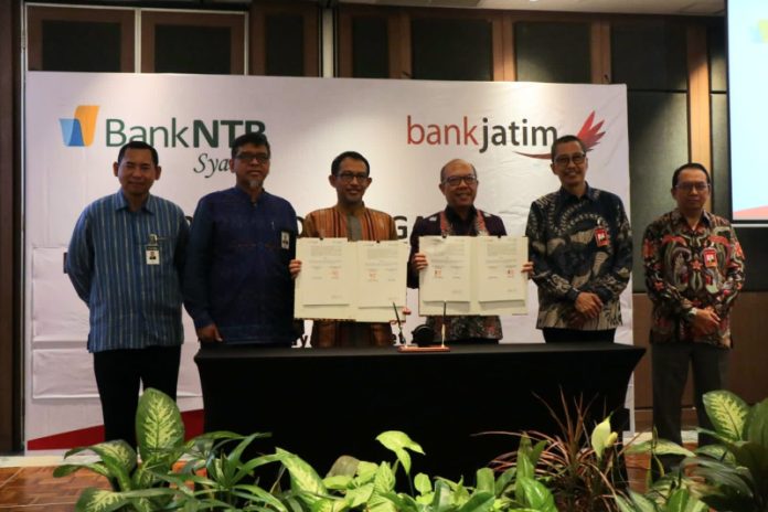 Bank Jatim dan Bank NTB melakukan penandatanganan Perjanjian Kerja Sama (PKS) sinergi bisnis yang bertempat di Double Tree Hilton Surabaya (8/3/2023).