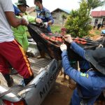 Anggota TNI, Polri, Damkar dan relawan mengangkat kantong berisi jenazah korban banjir bandang dan tanah longsor di Kampung Genteng, Desa Pangkalan, Kecamatan Serasan, Kabupaten Natuna, Kepulauan Riau, Rabu (8/3/2023).