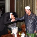 Ketua Umum (Ketum) Partai Demokrat Agus Harimurti Yudhoyono (AHY) silaturahmi ke Ponpes Progresif Bumi Sholawat, kabupaten Sidoarjo kediaman Wakil Rais Pengurus Wilayah Nahdlatul Ulama (PWNU) Jatim, KH Agoes Ali Masyhuri pada Rabu (7/3/2023).