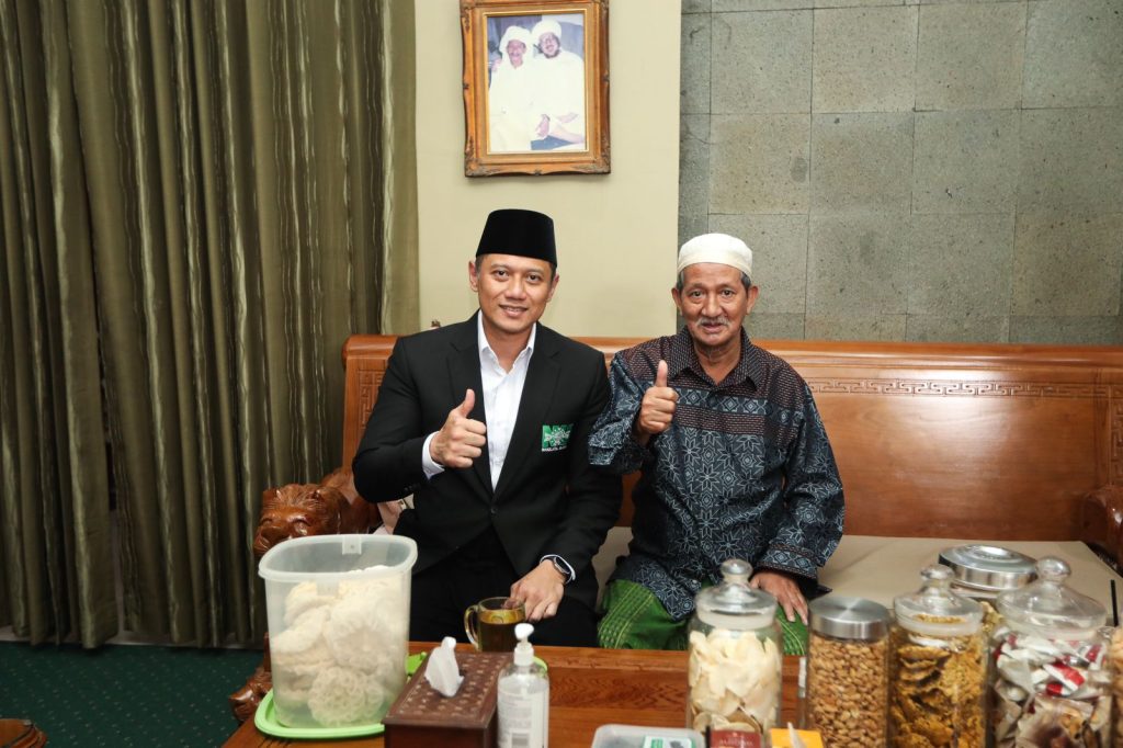Ketua Umum (Ketum) Partai Demokrat Agus Harimurti Yudhoyono (AHY) silaturahmi ke Ponpes Progresif Bumi Sholawat, kabupaten Sidoarjo kediaman Wakil Rais Pengurus Wilayah Nahdlatul Ulama (PWNU) Jatim, KH Agoes Ali Masyhuri pada Rabu (7/3/2023).
