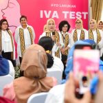 Ibu Iriana saat meninjau pemeriksaan tes IVA yang digelar di Mahan Agung, Rumah Dinas Gubernur Lampung (8/3/2023) (Foto: Muchlis Jr – Biro Pers Sekretariat Presiden)