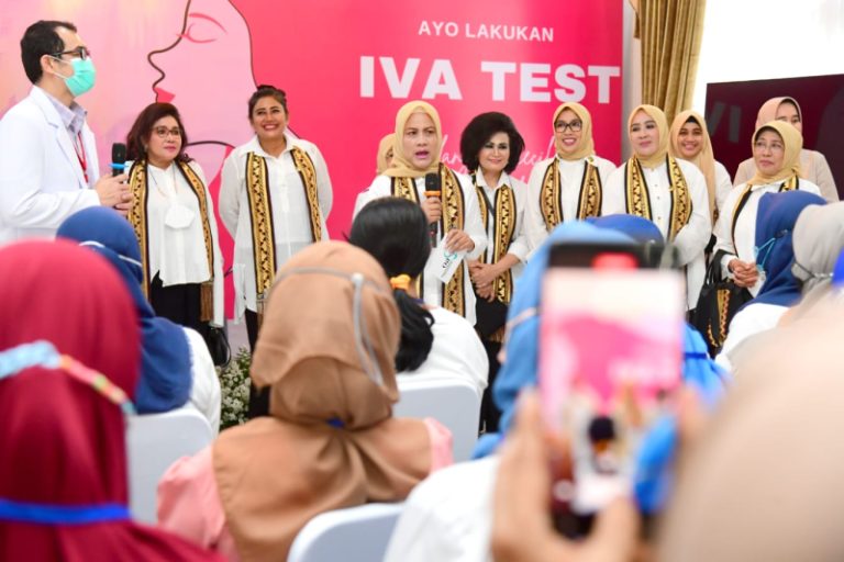 Ibu Iriana saat meninjau pemeriksaan tes IVA yang digelar di Mahan Agung, Rumah Dinas Gubernur Lampung (8/3/2023) (Foto: Muchlis Jr - Biro Pers Sekretariat Presiden)