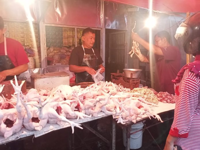 Daging ayam mengalami kenaikan di pasar tanjung anyar Kota Mojokerto. Foto : Fio Atmaja.