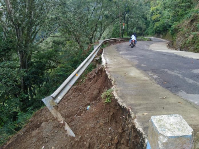 Tebing jalur penghubung Pacet - Trawas yang terkena longsor bulan lalu. Foto : Fio Atmaja