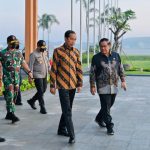 Presiden Joko Widodo sebelum bertolak ke Singapura (16/3/2023).