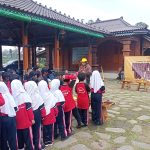Sejumlah siswa dan siswi di ajak bermain tradisional. Foto : Fio Atmaja