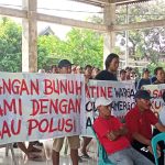 Aksi warga yang menolak pabrik berbahan limbah kertas di Mojokerto untuk di tutup. Foto : Fio Atmaja