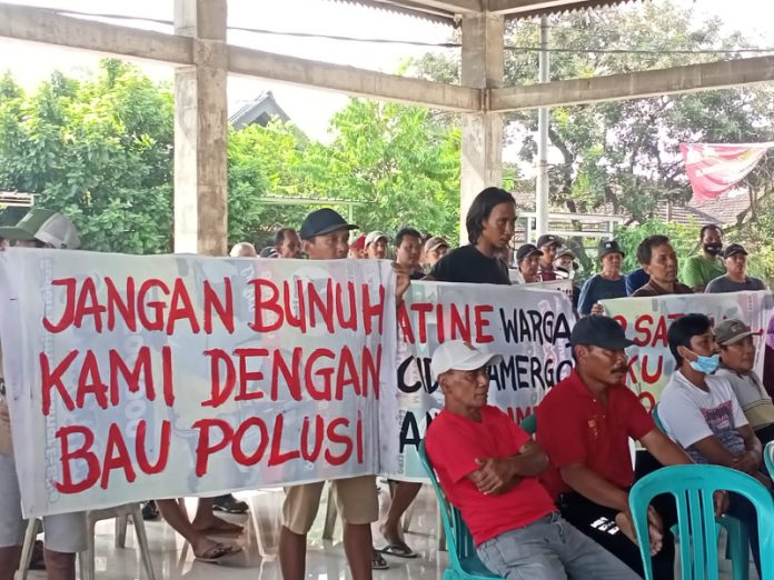 Aksi warga yang menolak pabrik berbahan limbah kertas di Mojokerto untuk di tutup. Foto : Fio Atmaja