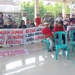 Aksi warga yang menolak pabrik berbahan limbah kertas di Mojokerto untuk di tutup. Foto : Fio Atmaja