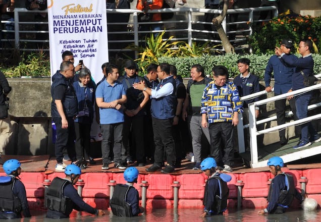 Ditemani Emil Dardak, Anies Baswedan Olahraga dan Tebar Ikan di Kalimas