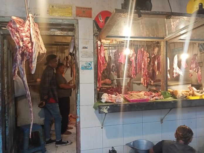 Penjual daging sapi di Pasar Tanjung Mojokerto. Foto : Fio Atmaja