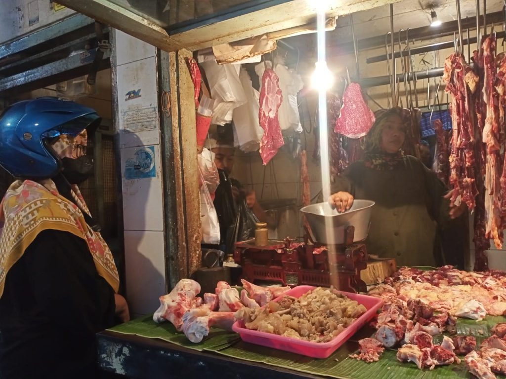 Penjual daging sapi di Pasar Tanjung Mojokerto. Foto : Fio Atmaja