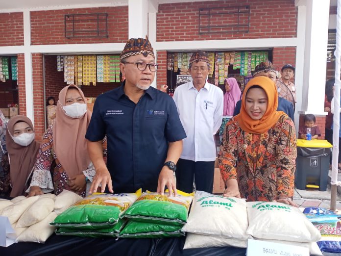 Kunjungan Mendag ke Mojokerto saat peresmian pasar. Foto : Fio Atmaja