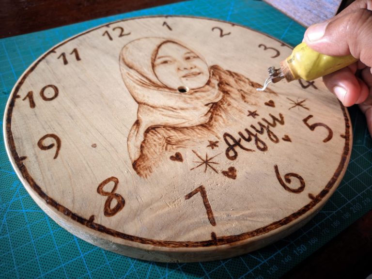 Unik, Guru di Wonosalam Jombang Raup Omzet Jutaan dari Lukisan Bakar