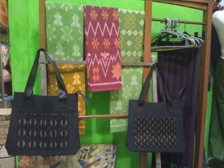 Tenun Motif Candi Wringinlawang dan Surya Majapahit Jadi Icon Pengrajin Tenun Tradisional di Mojokerto