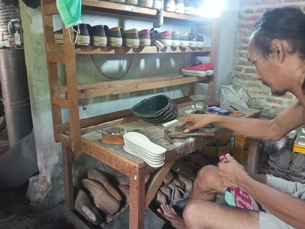 Kakak dari Joko yang sedang mengerjakan sepatu ecoprint. Foto: Fio Atmaja