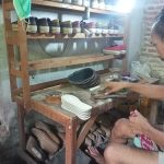 Kakak dari Joko yang sedang mengerjakan sepatu ecoprint. Foto: Fio Atmaja