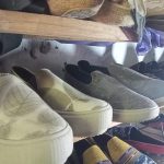 Sepatu ecoprint buatan Joko Purnomo. Foto : Fio Atmaja