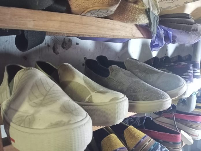 Sepatu ecoprint buatan Joko Purnomo. Foto : Fio Atmaja